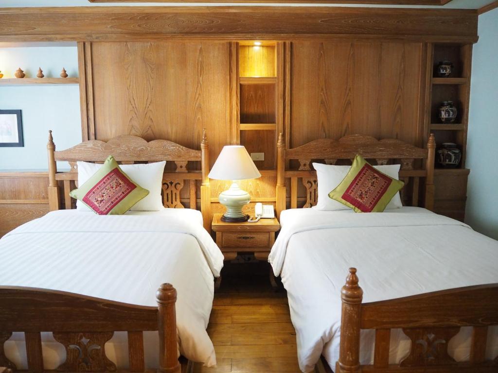 Rich Lanna House - 11