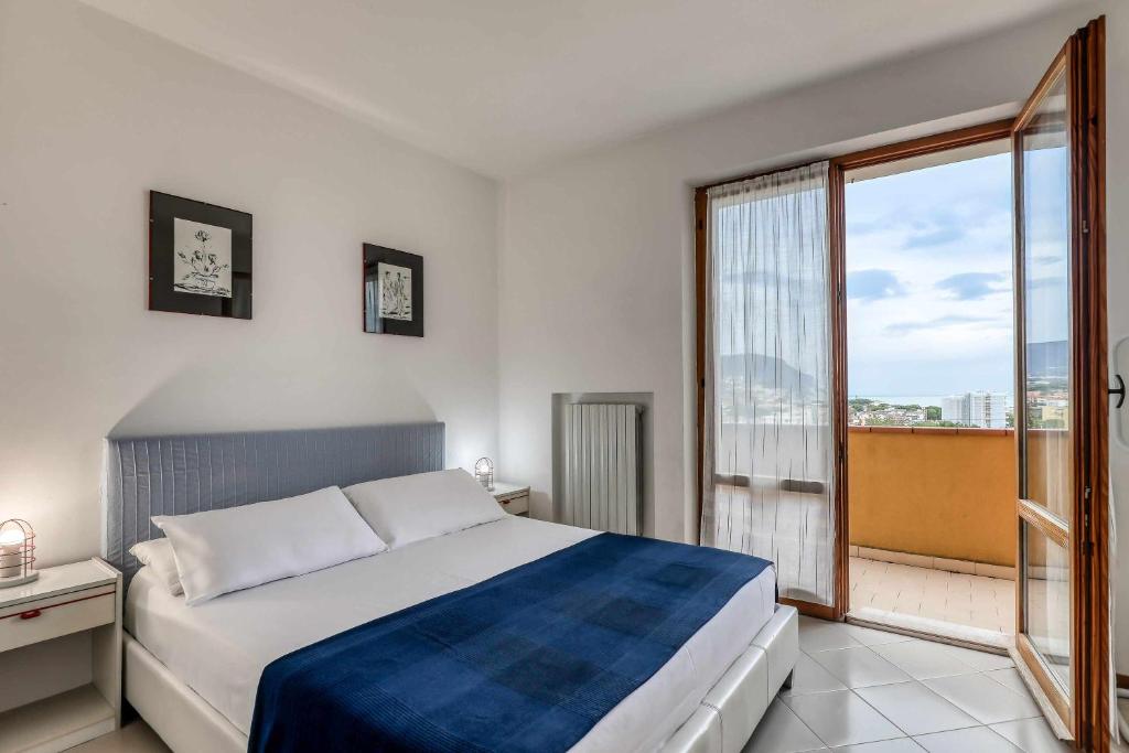 ヌマーナにあるCasa Ischia 66 Vista mare con 3 camere da lettoのベッドルーム1室(ベッド1台、大きな窓付)