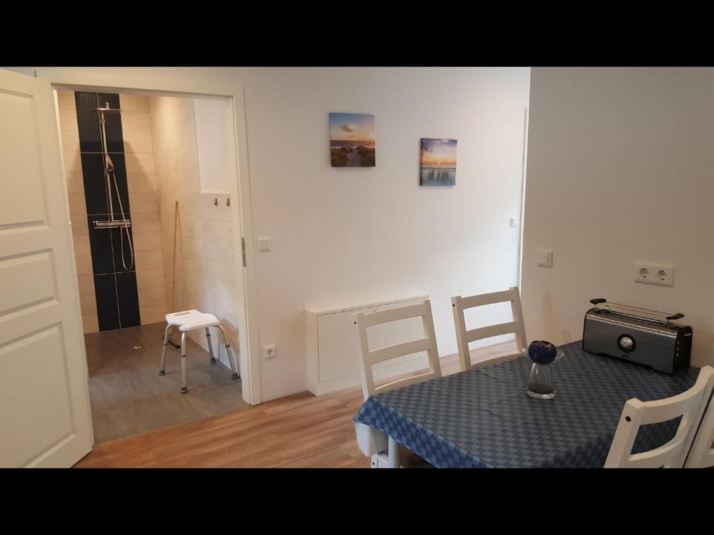 a room with a table and a room with a door at NEU! Ferienwohnung Amrum in Taarstedt