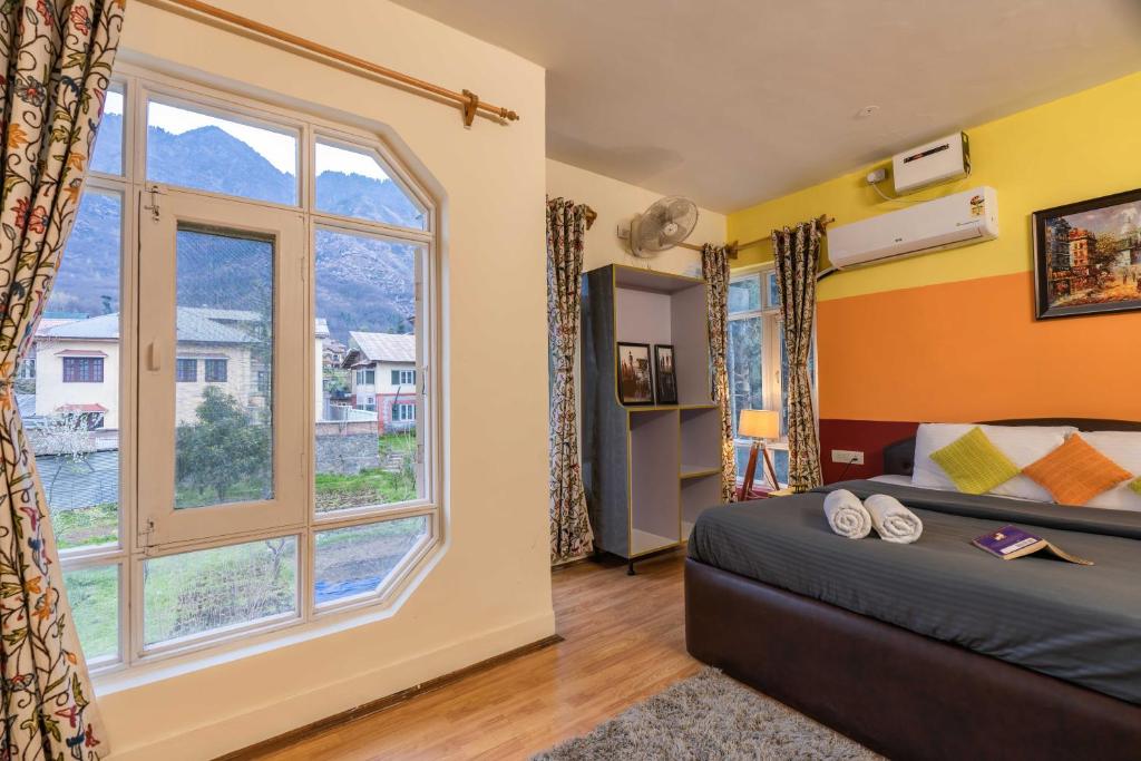 斯利那加的住宿－Zostel Srinagar，一间卧室设有一张床和一个大窗户