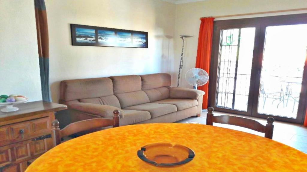 Posezení v ubytování VACAY Villa Passatge, piscina comunitaria y aire puro! en la Costa Brava, L'Escala!