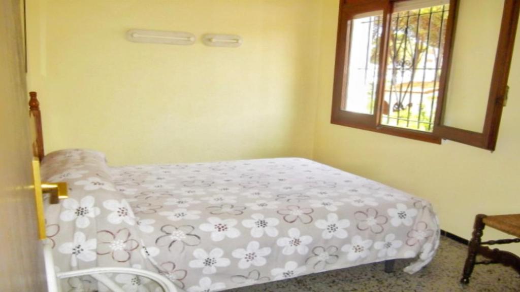 Postel nebo postele na pokoji v ubytování VACAY Villa Passatge, piscina comunitaria y aire puro! en la Costa Brava, L'Escala!
