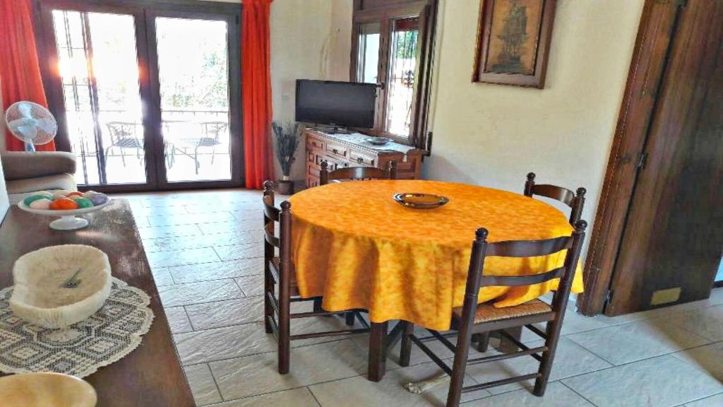 TV a/nebo společenská místnost v ubytování VACAY Villa Passatge, piscina comunitaria y aire puro! en la Costa Brava, L'Escala!
