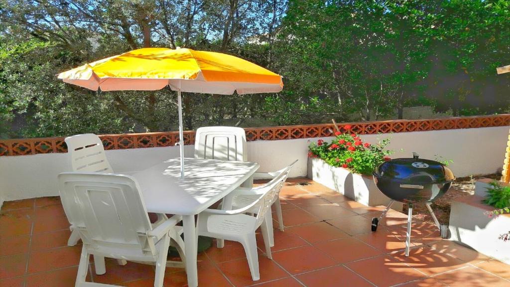 Zahrada ubytování VACAY Villa Passatge, piscina comunitaria y aire puro! en la Costa Brava, L'Escala!
