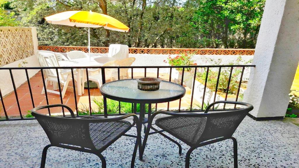 Balkón nebo terasa v ubytování VACAY Villa Passatge, piscina comunitaria y aire puro! en la Costa Brava, L'Escala!