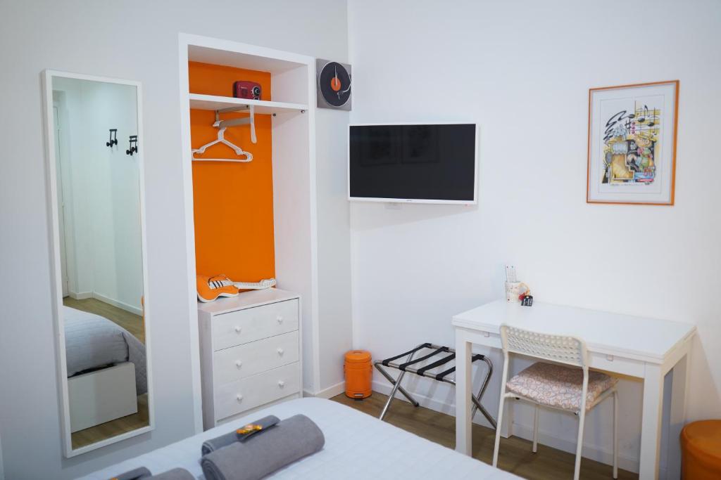 Televízia a/alebo spoločenská miestnosť v ubytovaní B&B Arts And Music