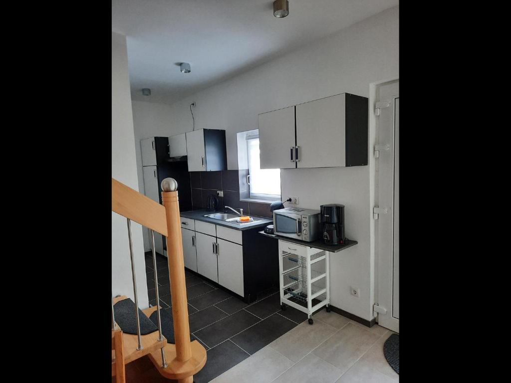 a small kitchen with a sink and a microwave at NEU! Ferienwohnung Lucie in Kevelaer