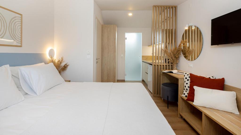 Postel nebo postele na pokoji v ubytování Aether Green Apartments