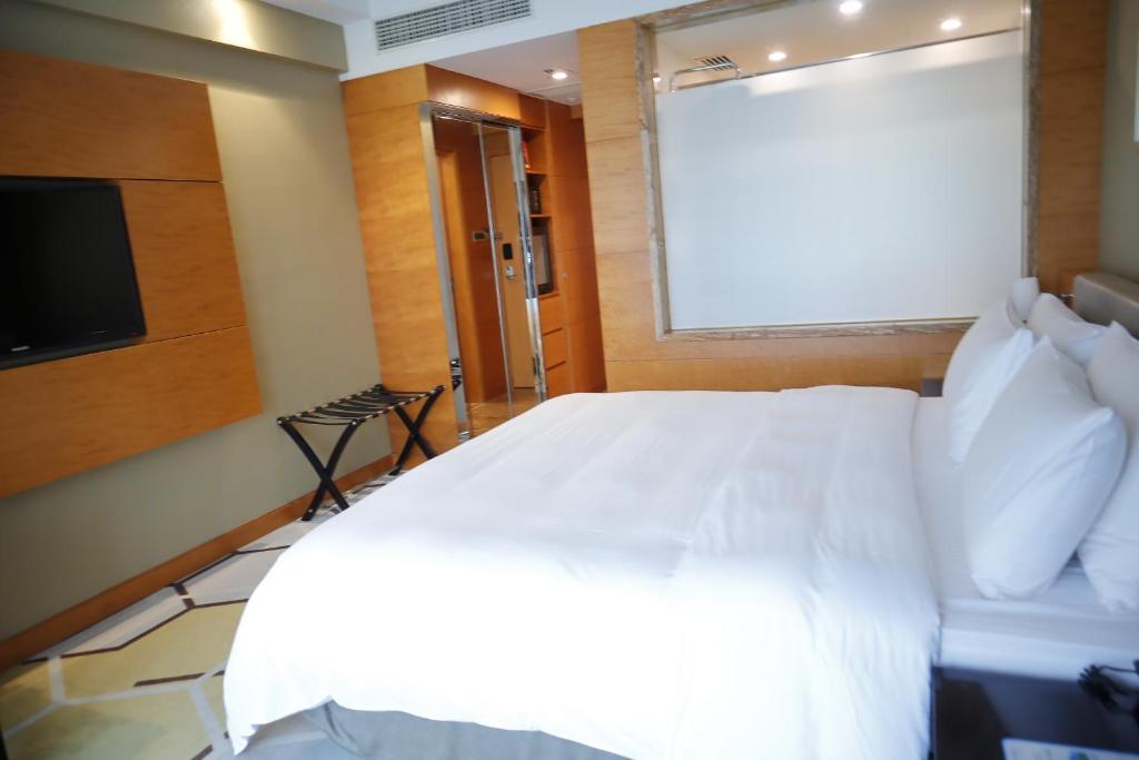 Postel nebo postele na pokoji v ubytování Hampton by Hilton Zhuhai Gongbei Port