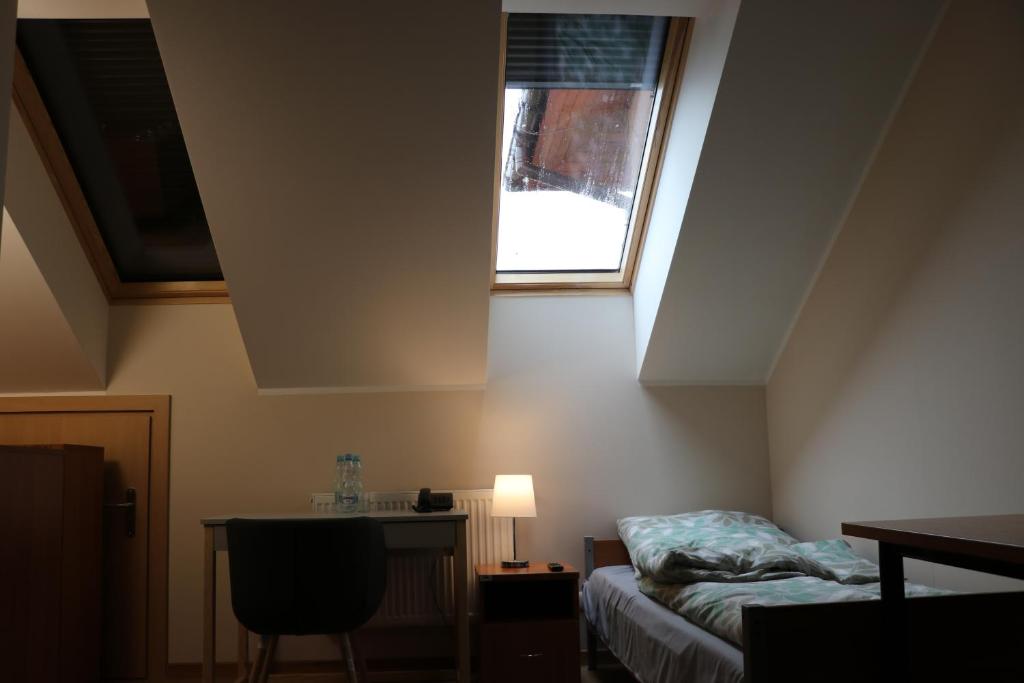 Letto o letti in una camera di Dom Studenta PANS - Akademik, Hostel