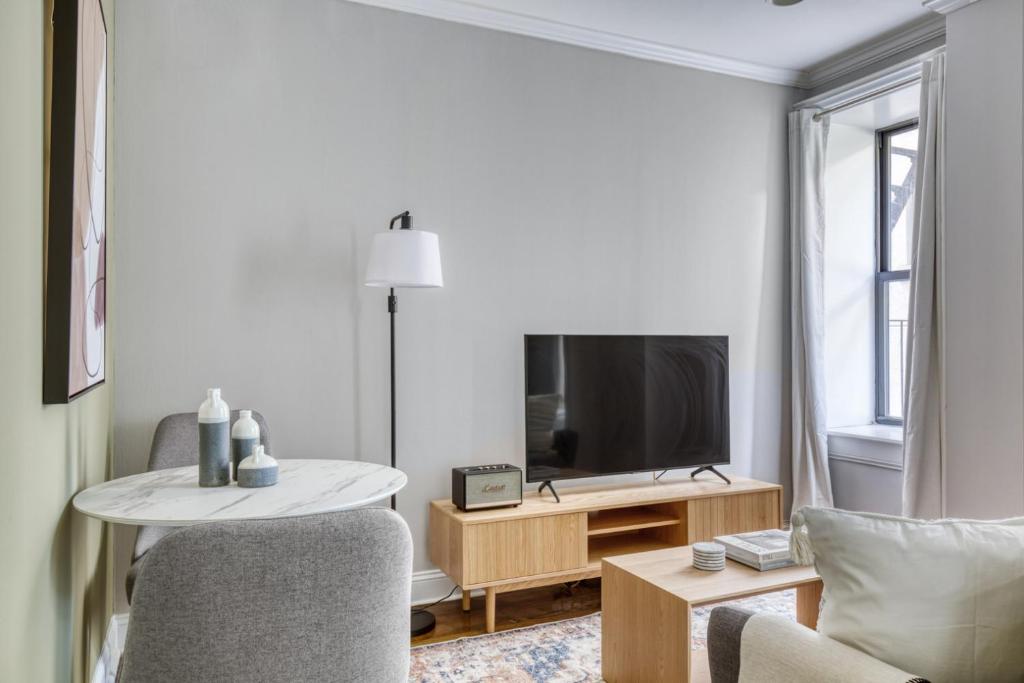 East Village 1br w wd nr Stuyvesant Park NYC-923
