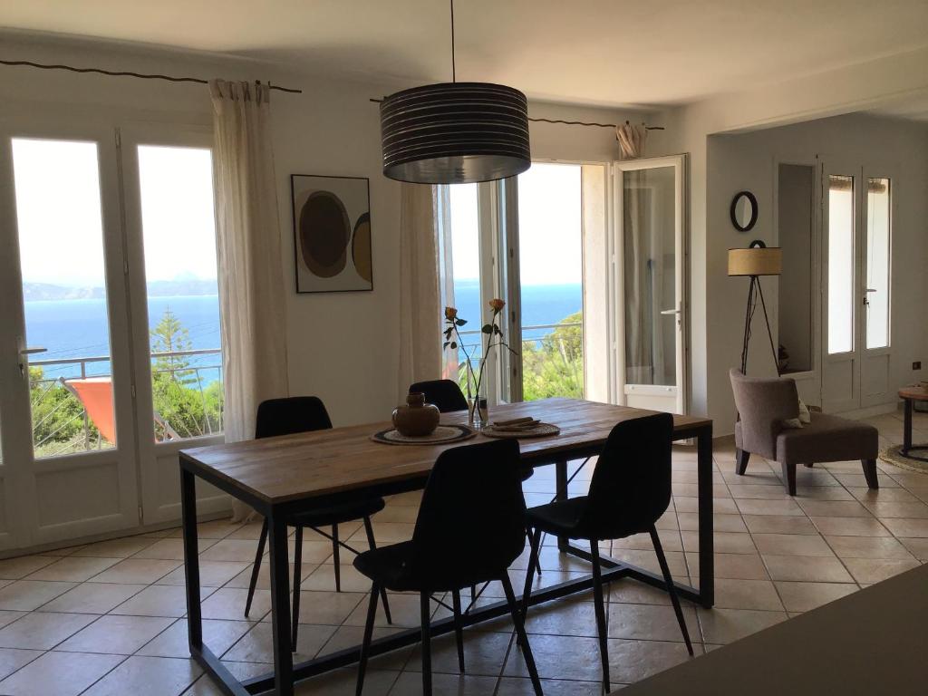 - une salle à manger avec une table et des chaises offrant une vue dans l'établissement Cap en Corse, à Farinole