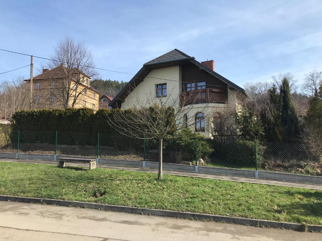 una casa con un árbol delante de ella en Dům u koupaliště en Česká Kamenice