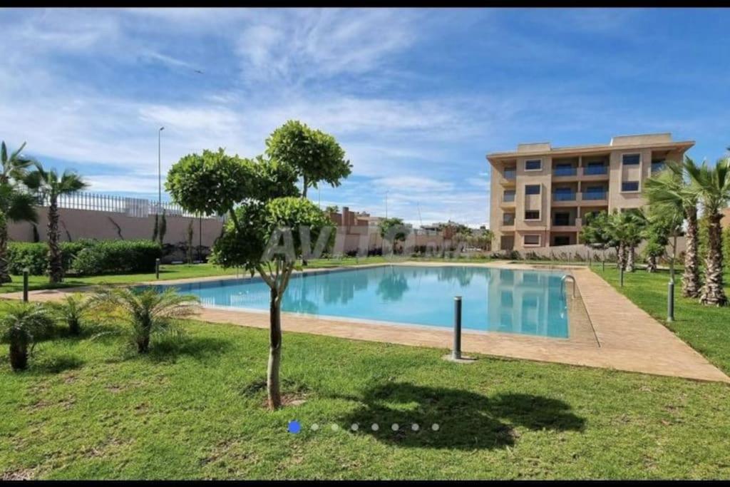einem großen Pool vor einem Gebäude in der Unterkunft Wonderful Apartment in the best area of ​​Marrakech in Marrakesch