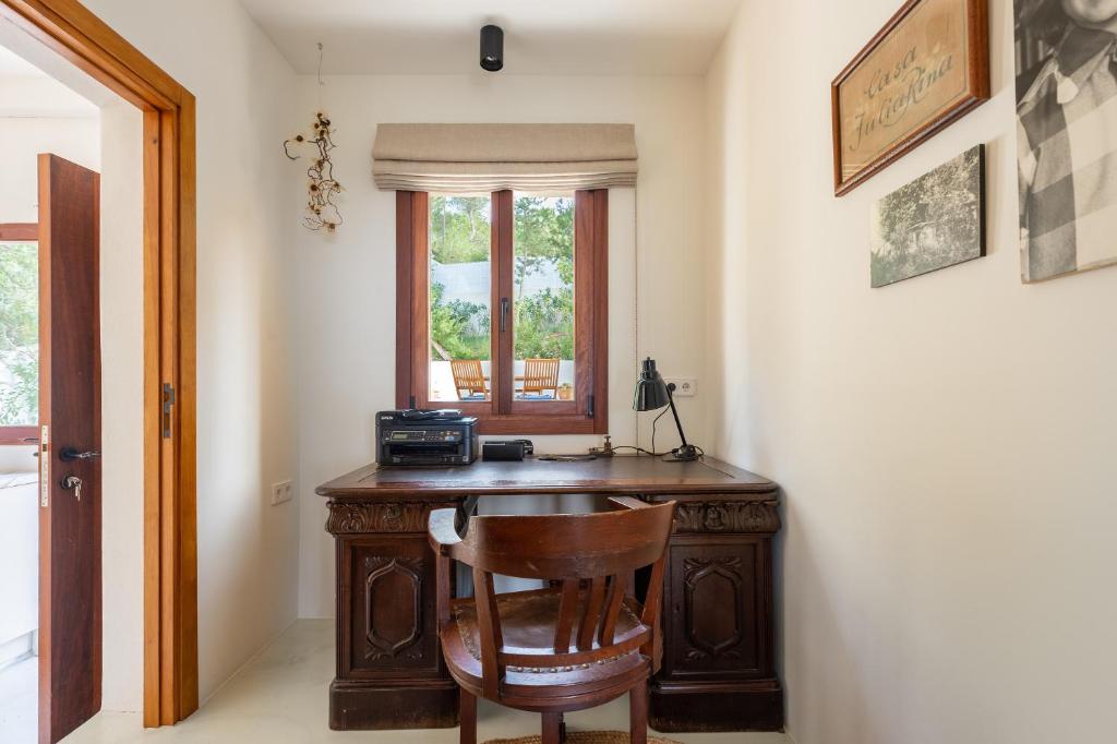 a wooden desk in a room with a window at Casa Juliarina in Sant Josep de sa Talaia