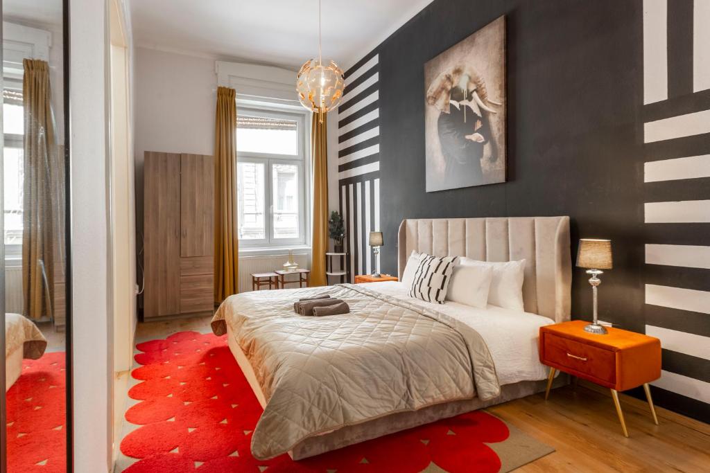 um quarto com uma cama e um tapete vermelho em Deluxe Dohany Residence next to the New York Café em Budapeste