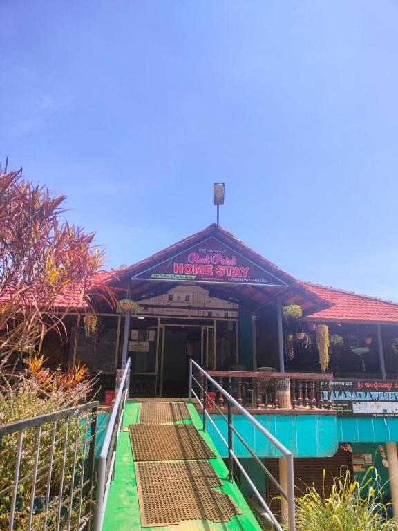 Bazén v ubytování REST POINT HOMESTAY nebo v jeho okolí