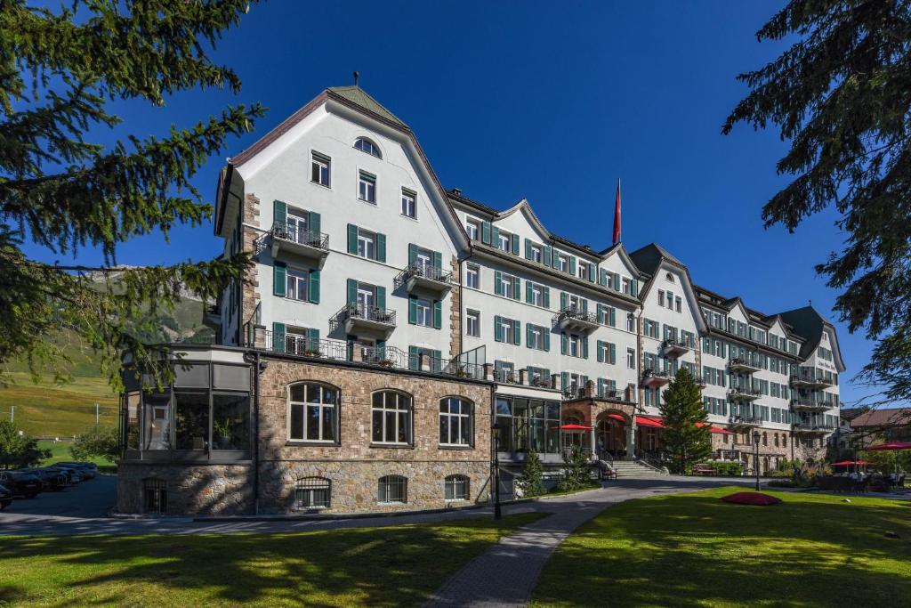 ein großes weißes Gebäude mit Fenstern auf einer Straße in der Unterkunft Cresta Palace Celerina in Celerina