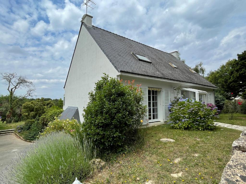 een klein wit huis met een dak bij Sejour pour 6 personnes a Arradon in Arradon