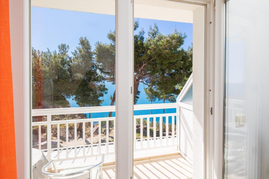 Cette chambre dispose d'un balcon offrant une vue sur l'océan. dans l'établissement Aqua Vista Apartments, à Lokva Rogoznica