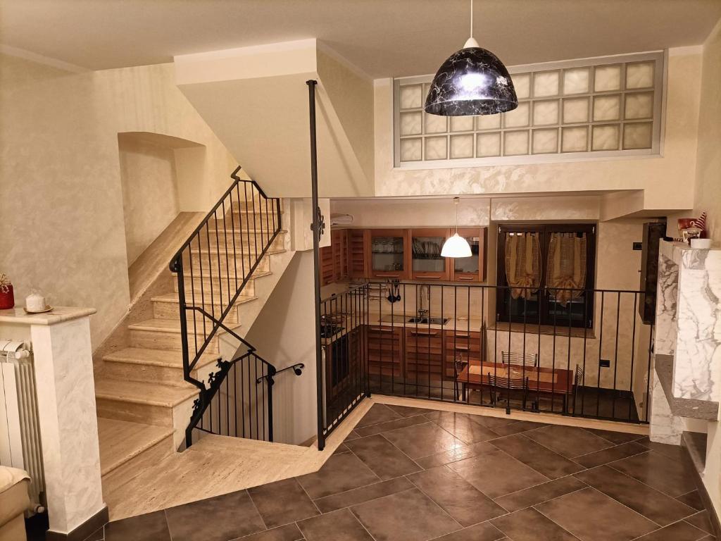 - un escalier dans une maison avec un escalier dans l'établissement Il palazzetto "fori porta", à Vitorchiano