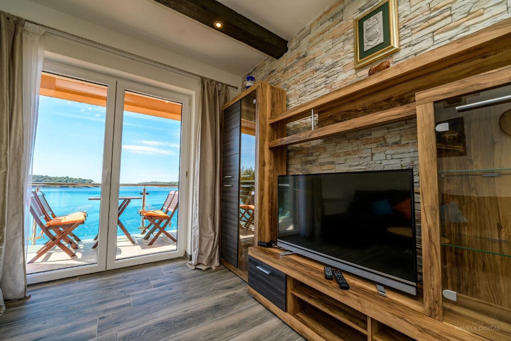 Televízia a/alebo spoločenská miestnosť v ubytovaní Villa Magnolia