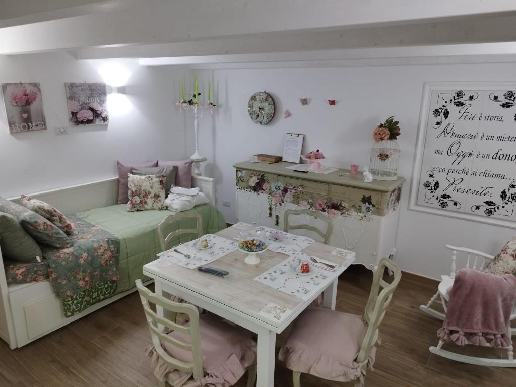ein Wohnzimmer mit einem Tisch und einem Sofa in der Unterkunft La Règia in Palagianello