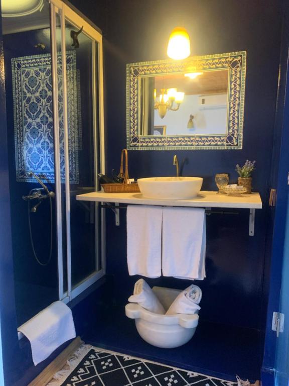 La salle de bains est pourvue d'un lavabo, de toilettes et d'un miroir. dans l'établissement Tom Square Boutique Hotel, à Istanbul