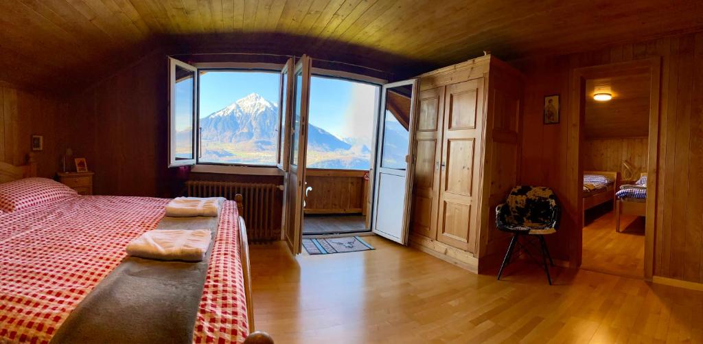 Postel nebo postele na pokoji v ubytování CHALET EGGLEN "Typical Swiss House, Best Views, Private Jacuzzi"