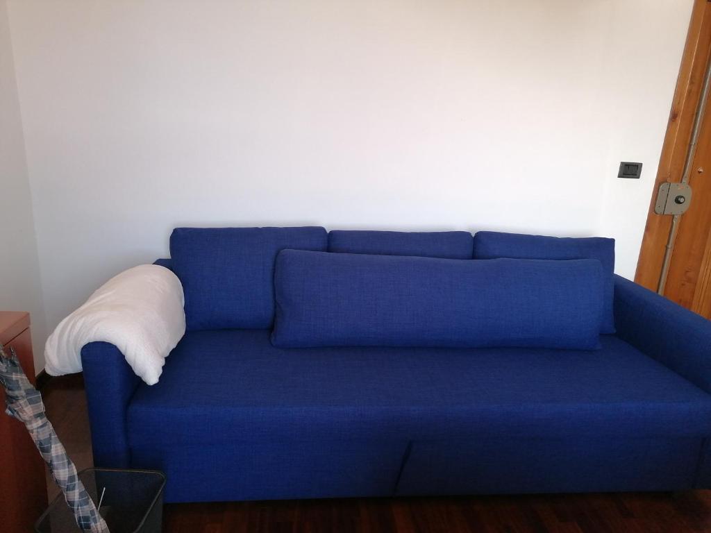 a blue couch sitting in a living room at OBERDAN HOUSE in Arezzo