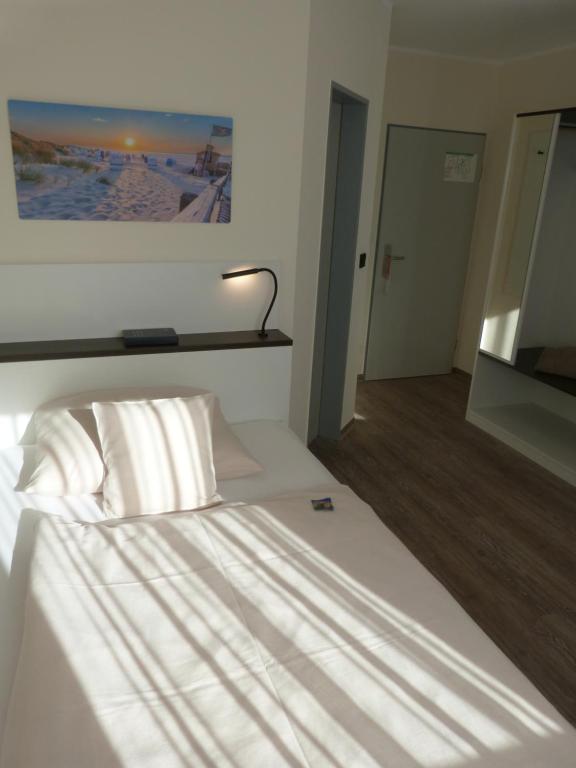 Postel nebo postele na pokoji v ubytování ankerplatz-Hotel garni