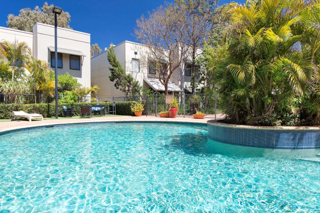 a large swimming pool in front of a building at Rydges Kalgoorlie in Kalgoorlie