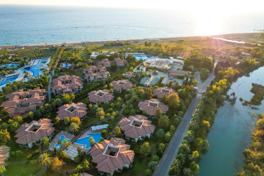una vista aerea di un resort vicino all'oceano di Club Hotel Felicia Village a Kızılot