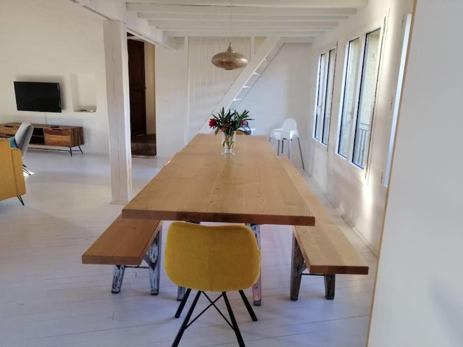 Televízia a/alebo spoločenská miestnosť v ubytovaní grand gîte de charme en Cévennes