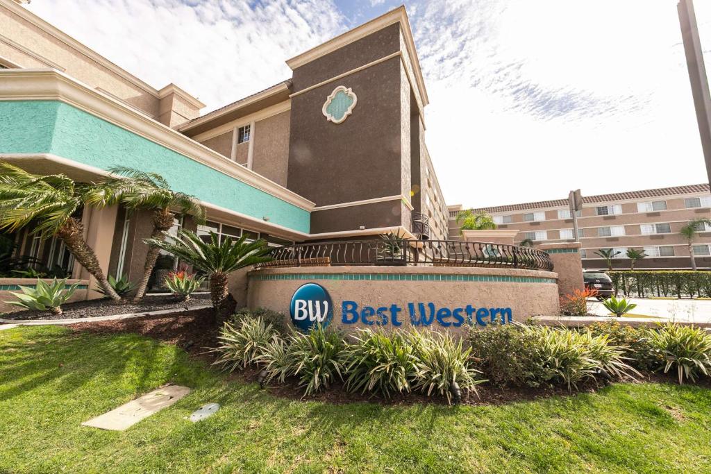 un panneau indiquant le meilleur ouest devant un bâtiment dans l'établissement Best Western Inn & Suites San Diego Zoo -SeaWorld Area, à San Diego