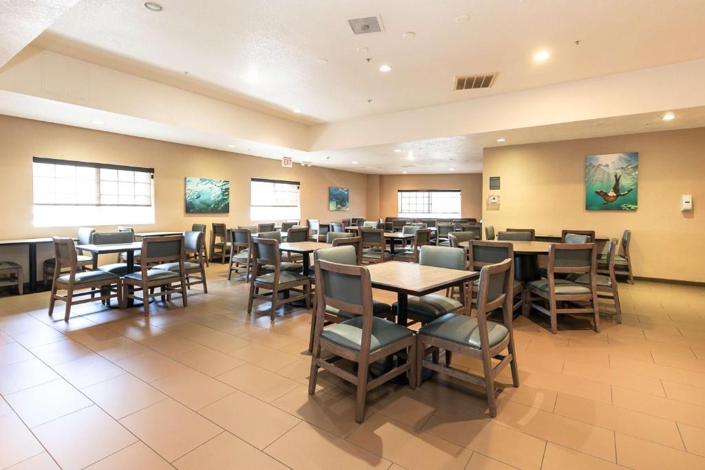 رزرو هتل و هاستل، Best Western Inn & Suites Zoo San Diego -SeaWorld Area, 09037376597