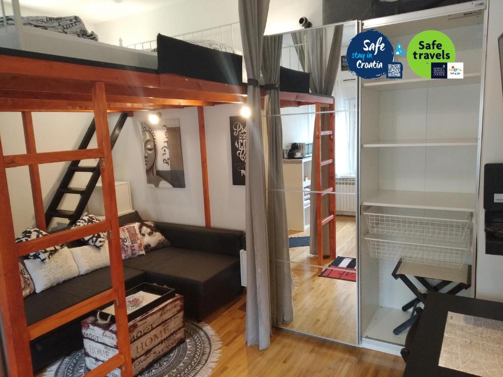 een slaapzaal met stapelbedden en een bureau bij Downtown Dream in Zagreb