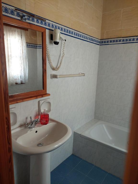 MJ Farmhouse B&B - 10