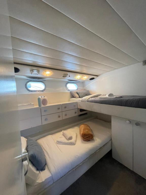 - une chambre avec 3 lits superposés sur un bateau dans l'établissement Yate Aloha, à Barcelone