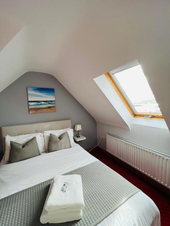 Postel nebo postele na pokoji v ubytování Dingle Marina Lodge