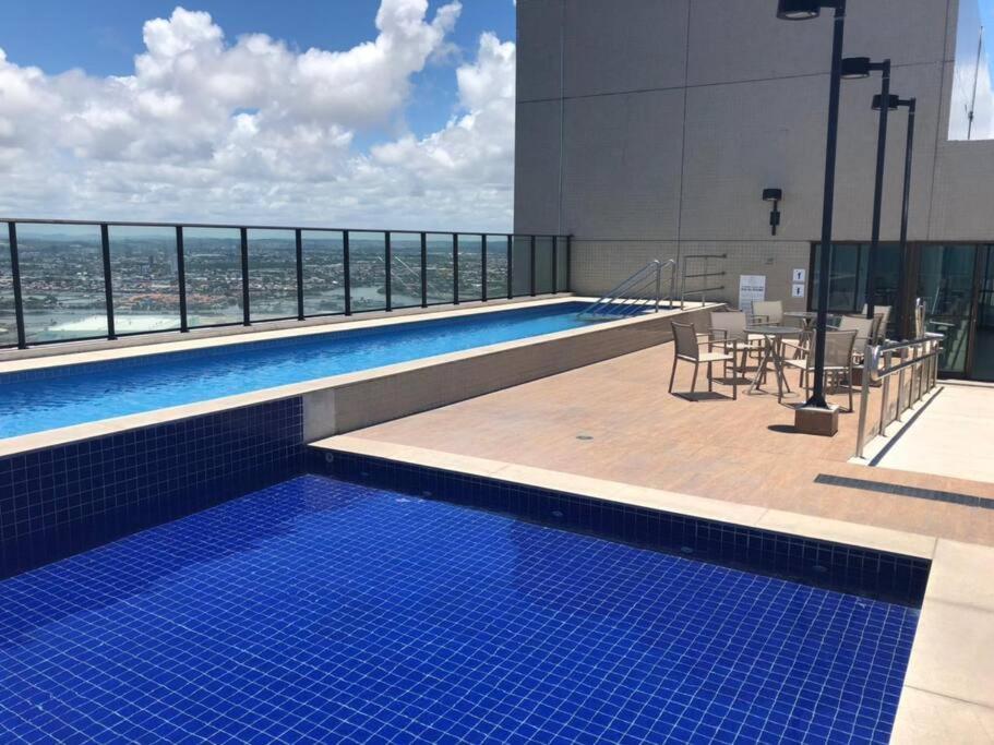 una piscina en la parte superior de un edificio en Beach Class Excelsior en Recife