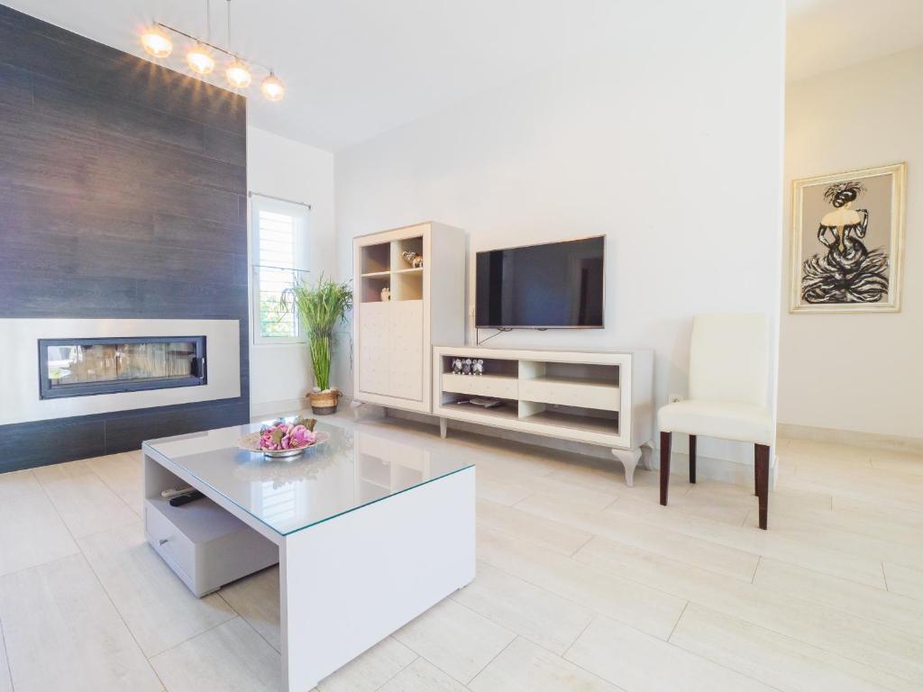 TV a/nebo společenská místnost v ubytování Cubo's Casa Flor High Privacy & Pool