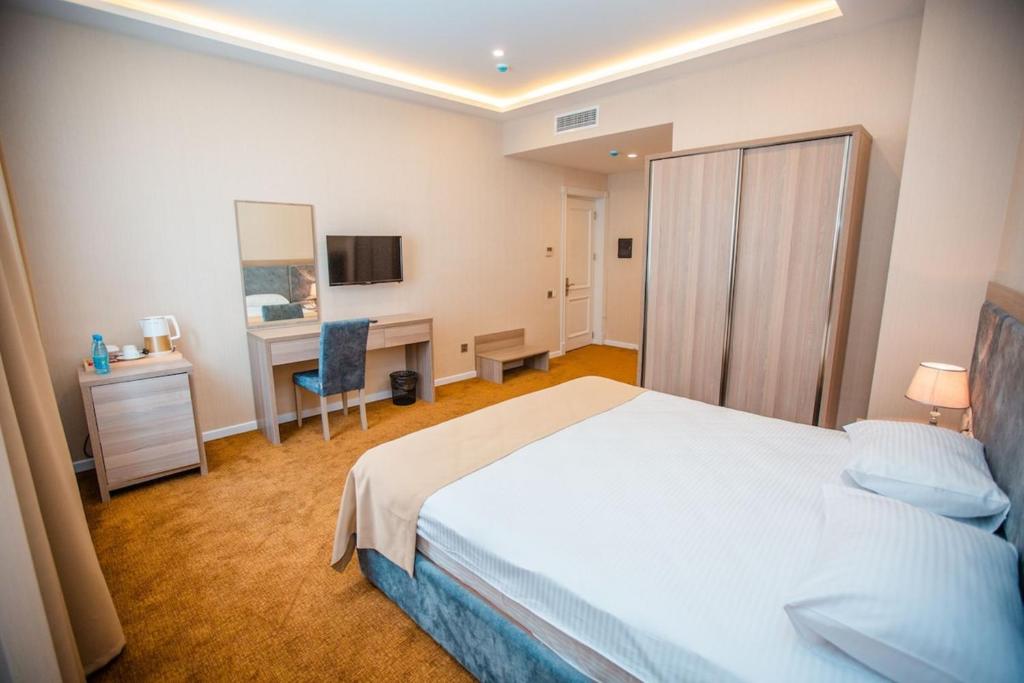 Postel nebo postele na pokoji v ubytování Grand Midway Hotel