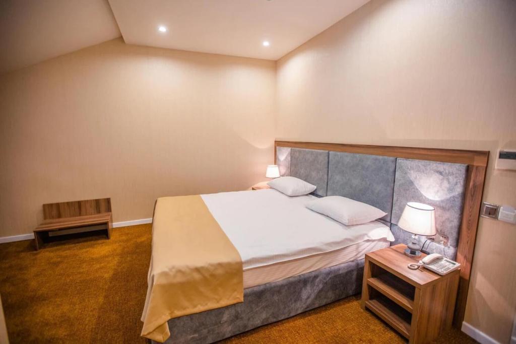 Postel nebo postele na pokoji v ubytování Grand Midway Hotel