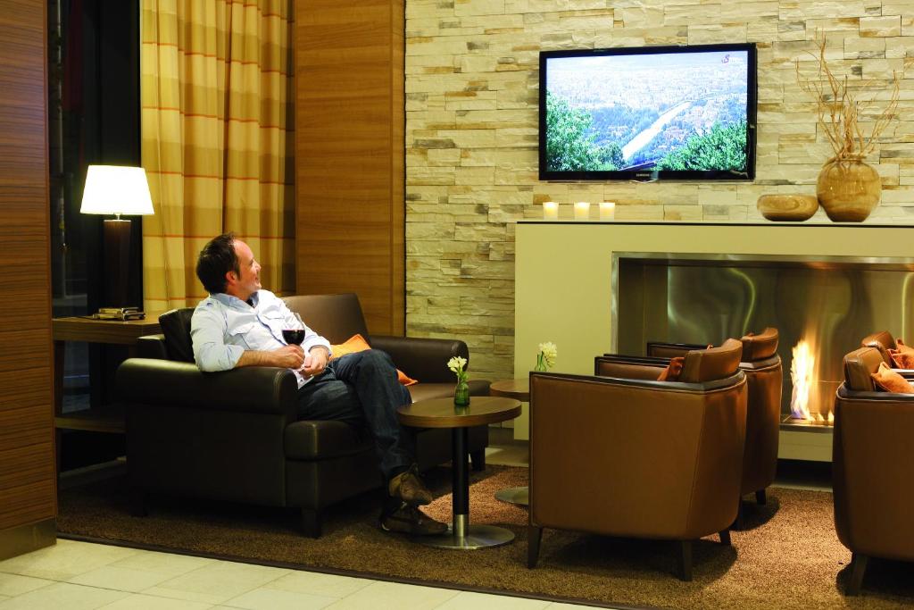 TV a/nebo společenská místnost v ubytování H4 Hotel Berlin Alexanderplatz