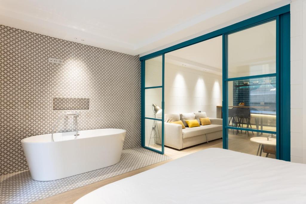 A bed or beds in a room at Home2Book Elegant Apartment Santa Cruz Center