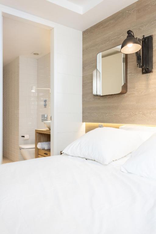 A bed or beds in a room at Home2Book Elegant Apartment Santa Cruz Center