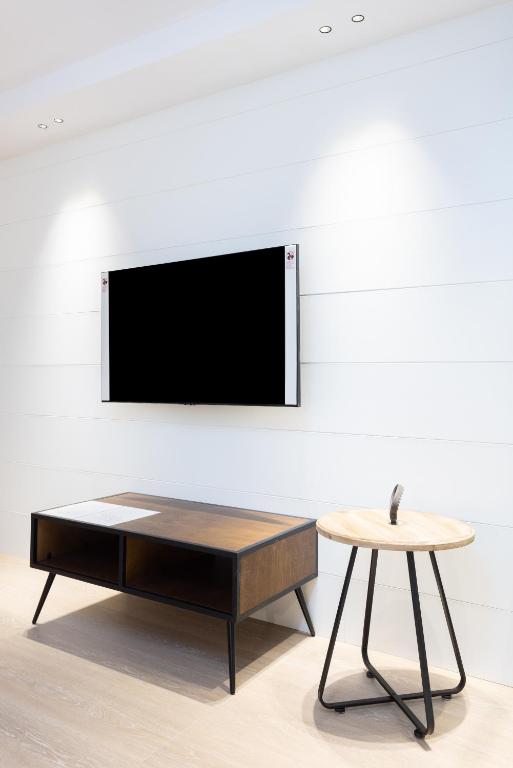 A television and/or entertainment centre at Home2Book Elegant Apartment Santa Cruz Center
