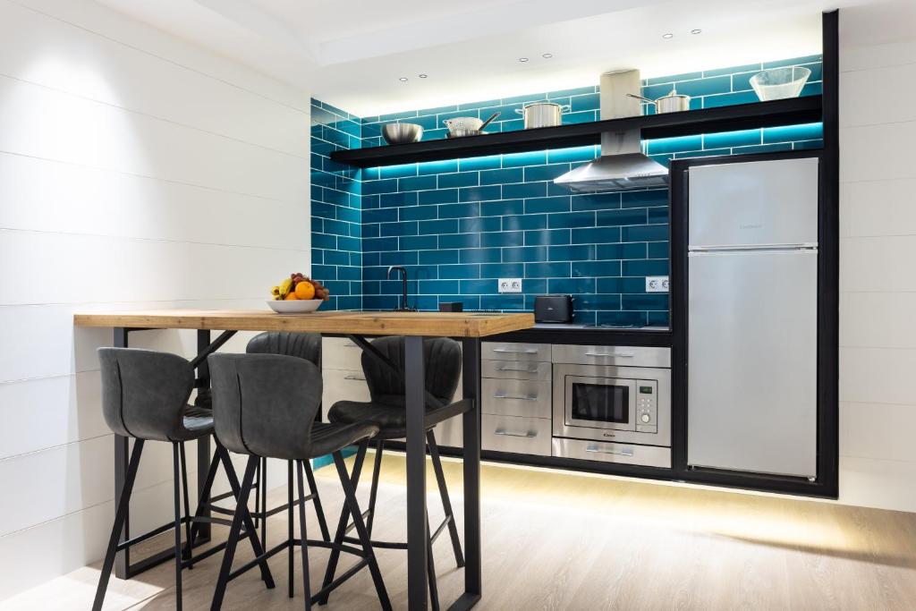 A kitchen or kitchenette at Home2Book Elegant Apartment Santa Cruz Center
