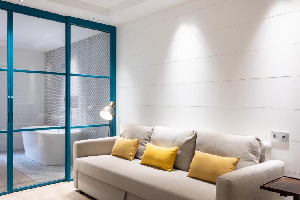 A seating area at Home2Book Elegant Apartment Santa Cruz Center
